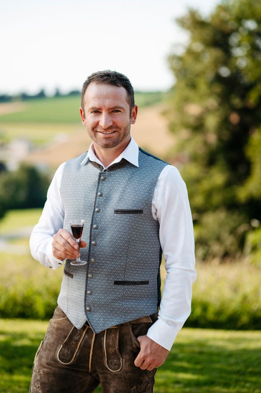 Armin Neubauer mit Nussgeist im Glas